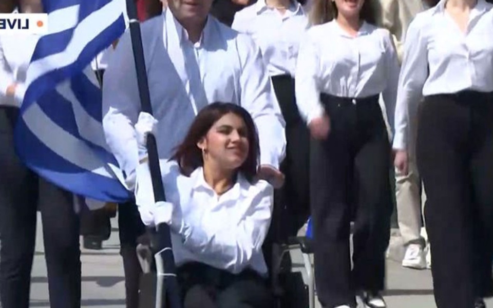 Εμπνευσμένες μαθήτριες ηγούνται των ελληνικών παρελάσεων: Μαρία & Εφραίμινα>