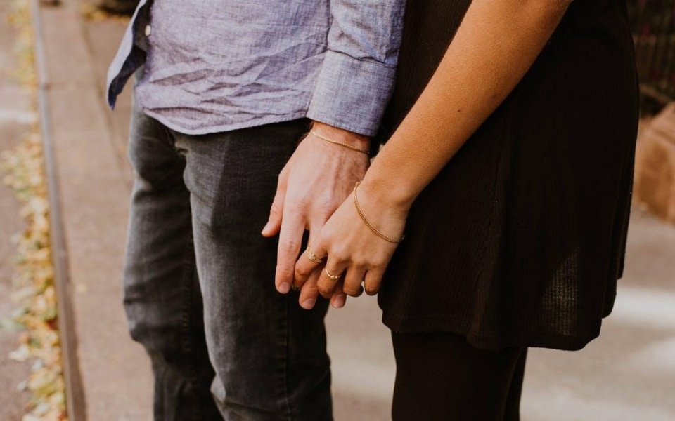 Επιλέγοντας να μείνω: Το ταξίδι μου μέσα από την απιστία και το γάμο>