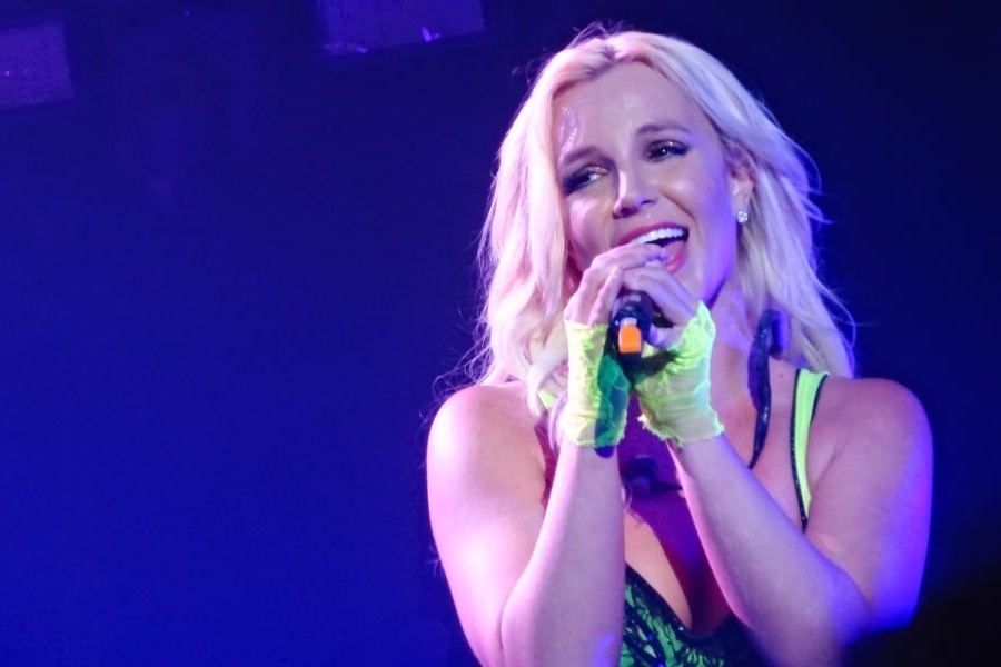 Η Britney Spears απολαμβάνει καλοκαιρινά κύματα σε χαρούμενη ανάρτηση στο Instagram