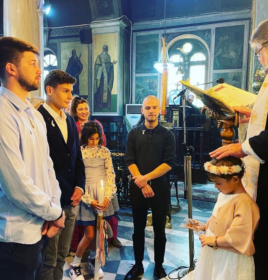 Η Κλέλια Ρένεση βαφτίζει την κόρη της Κοραλία με τρεις νονούς: Δείτε τις φωτογραφίες