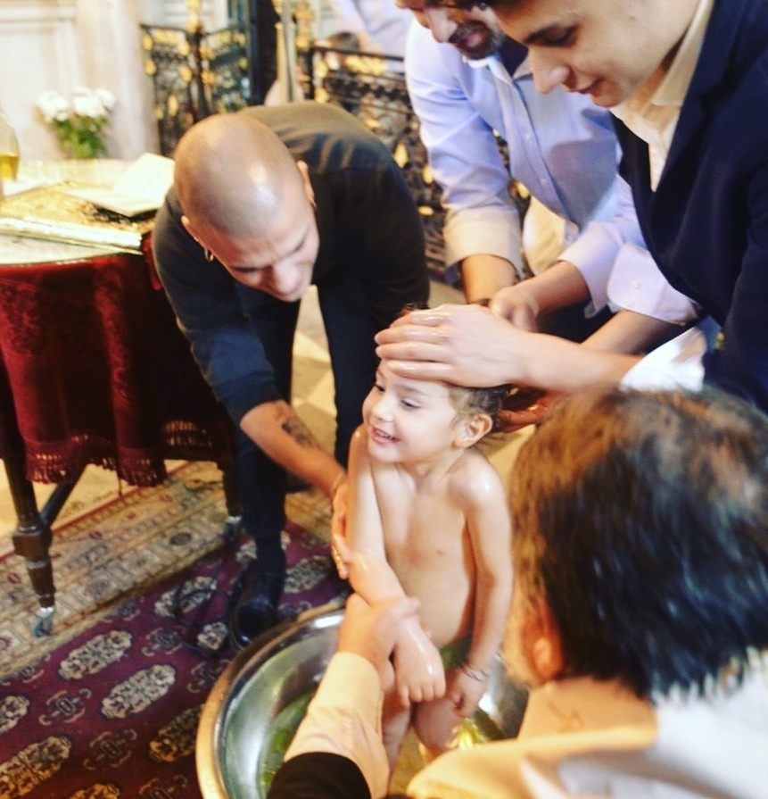 Η Κλέλια Ρένεση βαφτίζει την κόρη της Κοραλία με τρεις νονούς: Δείτε τις φωτογραφίες