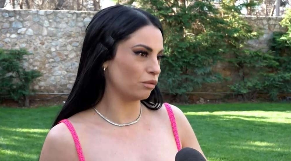 Η Δήμητρα Αλεξανδράκη μιλάει για την προσωπική της ζωή και τον αρραβωνιαστικό της στο πλατό του βίντεο κλιπ του Λευτέρη Πανταζή