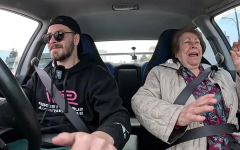 Η επική αντίδραση της ηλικιωμένης γυναίκας σε βόλτα με αυτοκίνητο 600 αλόγων με το TechItSerious