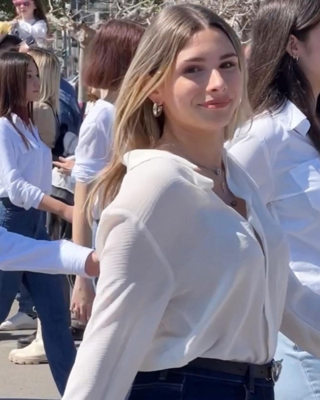 Η κόρη δημοσιογράφου τραβάει τα βλέμματα στην Αθήνα τον Μάρτιο – Same Mom