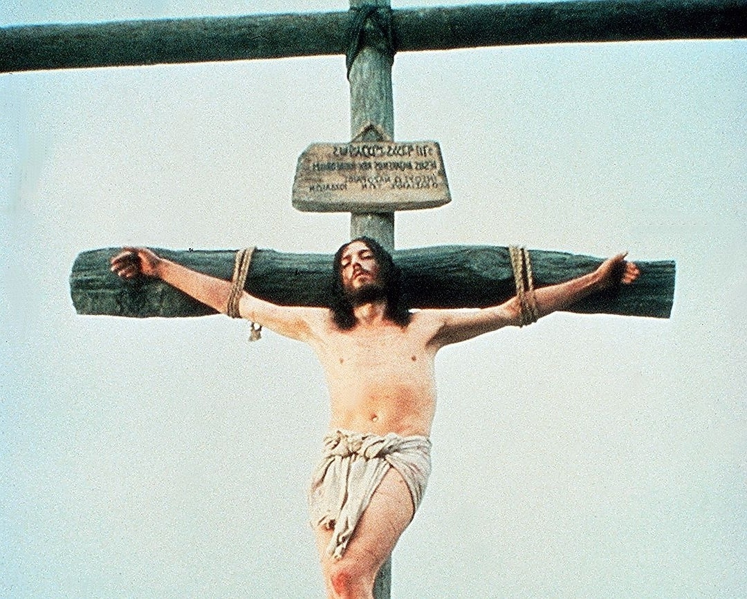 Η πραγματική ζωή του Ιησού από τη Ναζαρέτ: Ο ρόλος του Ρόμπερτ Πάουελ ως Χριστός και ο μύθος της ‘Κατάρας’