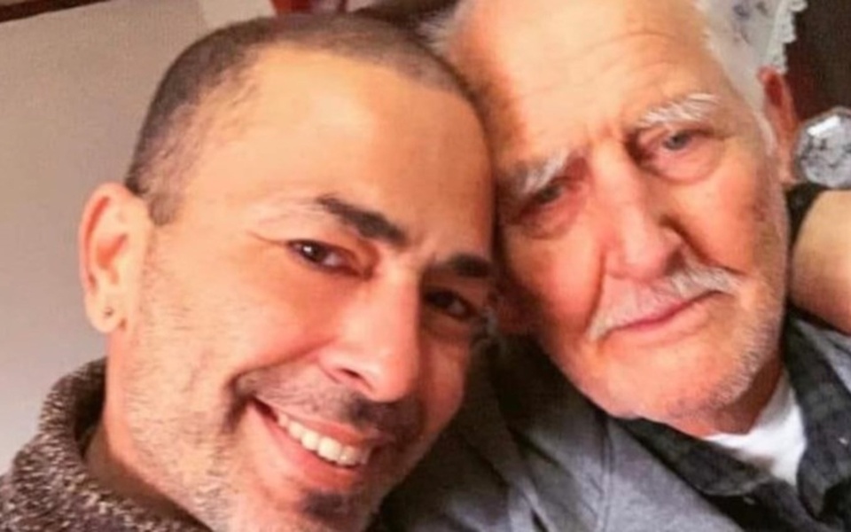 Η σπαρακτική ανάρτηση του Έλληνα τραγουδιστή Βαλάντη στο Instagram μετά το θάνατο του πατέρα του>