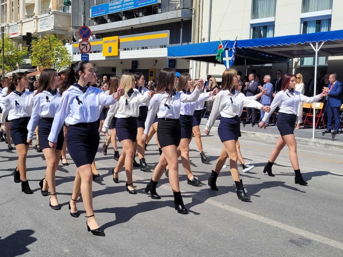 Μαθητές διαδήλωσαν στη Λάρισα με μαύρα περιβραχιόνια και πένθος για τα Τέμπη | Onlarissa