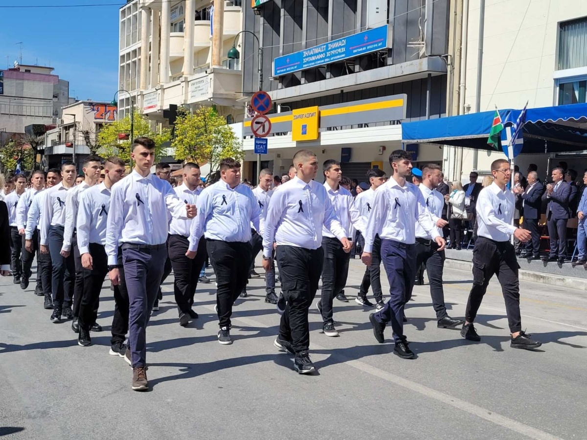 Μαθητές διαδήλωσαν στη Λάρισα με μαύρα περιβραχιόνια και πένθος για τα Τέμπη | Onlarissa