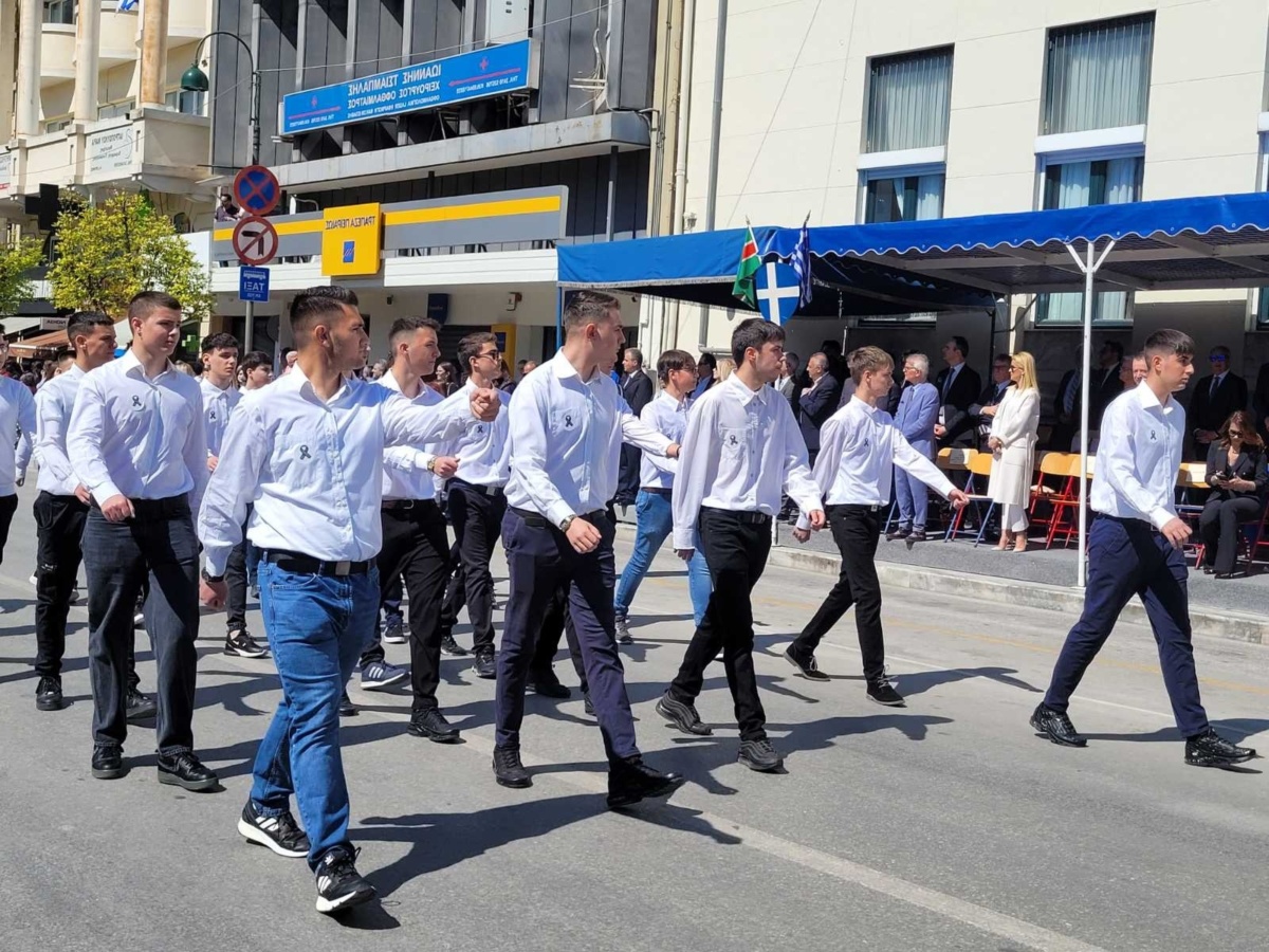 Μαθητές διαδήλωσαν στη Λάρισα με μαύρα περιβραχιόνια και πένθος για τα Τέμπη | Onlarissa