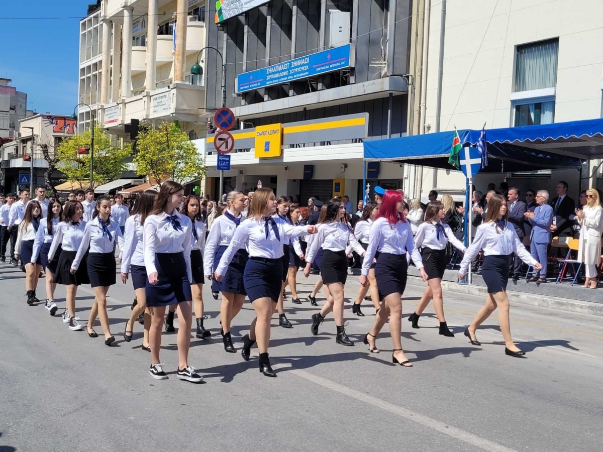 Μαθητές διαδήλωσαν στη Λάρισα με μαύρα περιβραχιόνια και πένθος για τα Τέμπη | Onlarissa