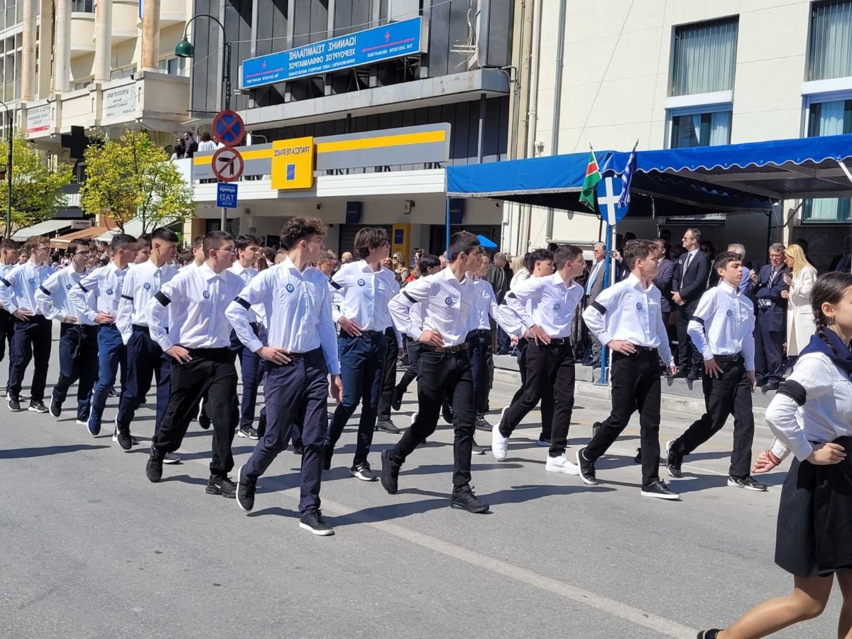 Μαθητές διαδήλωσαν στη Λάρισα με μαύρα περιβραχιόνια και πένθος για τα Τέμπη | Onlarissa