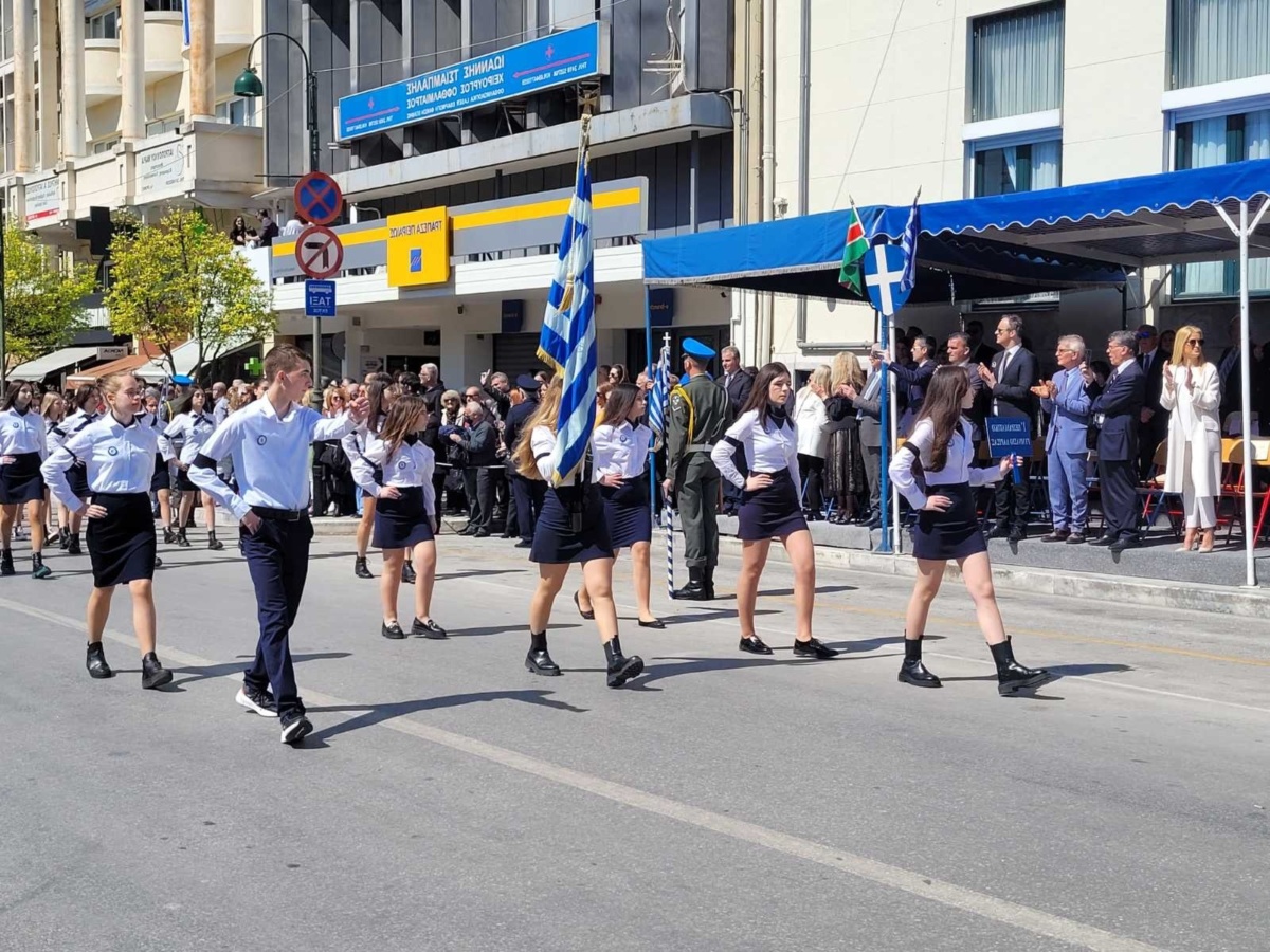 Μαθητές διαδήλωσαν στη Λάρισα με μαύρα περιβραχιόνια και πένθος για τα Τέμπη | Onlarissa