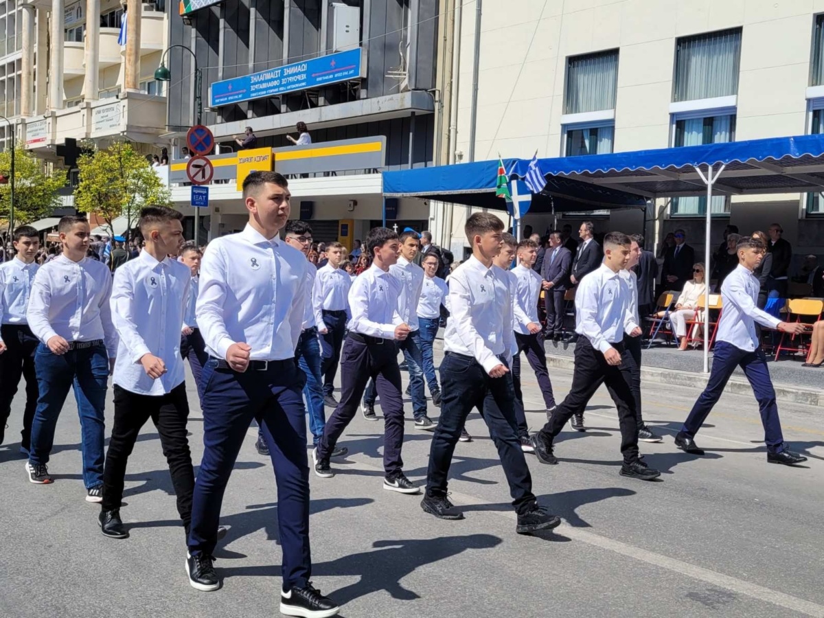 Μαθητές διαδήλωσαν στη Λάρισα με μαύρα περιβραχιόνια και πένθος για τα Τέμπη | Onlarissa