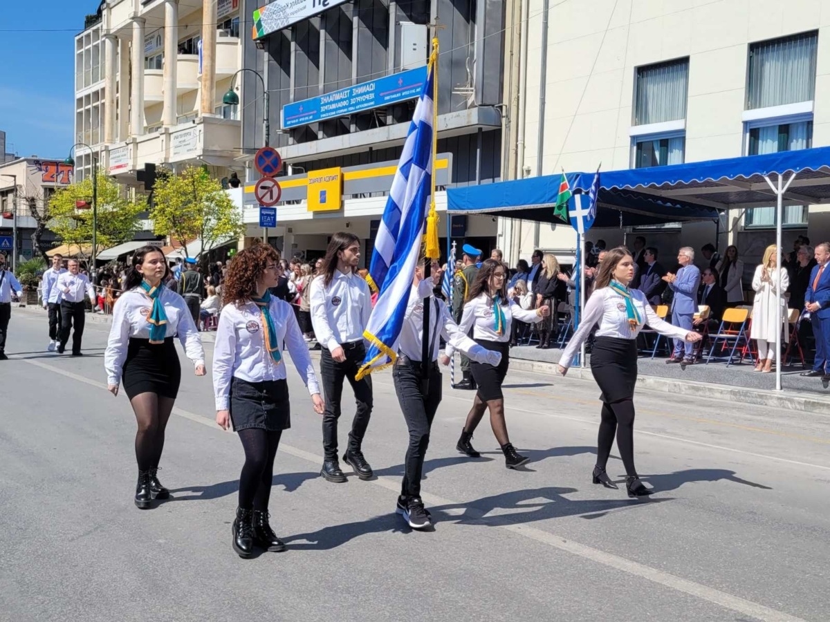 Μαθητές διαδήλωσαν στη Λάρισα με μαύρα περιβραχιόνια και πένθος για τα Τέμπη | Onlarissa