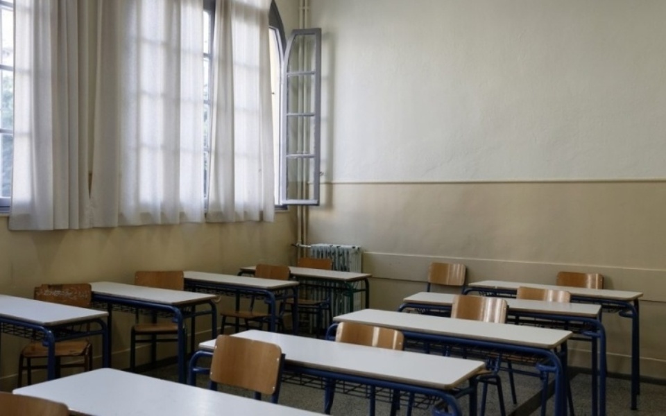 Μαθητές εκτός σχολείου εισβάλλουν σε αίθουσα διδασκαλίας και επιτίθενται σε καθηγητή στον Εύοσμο>