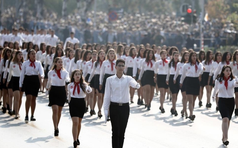 Μαθητές της Λάρισας διαδηλώνουν με κονκάρδες “Ήταν έγκλημα” για την τραγωδία στα Τέμπη>