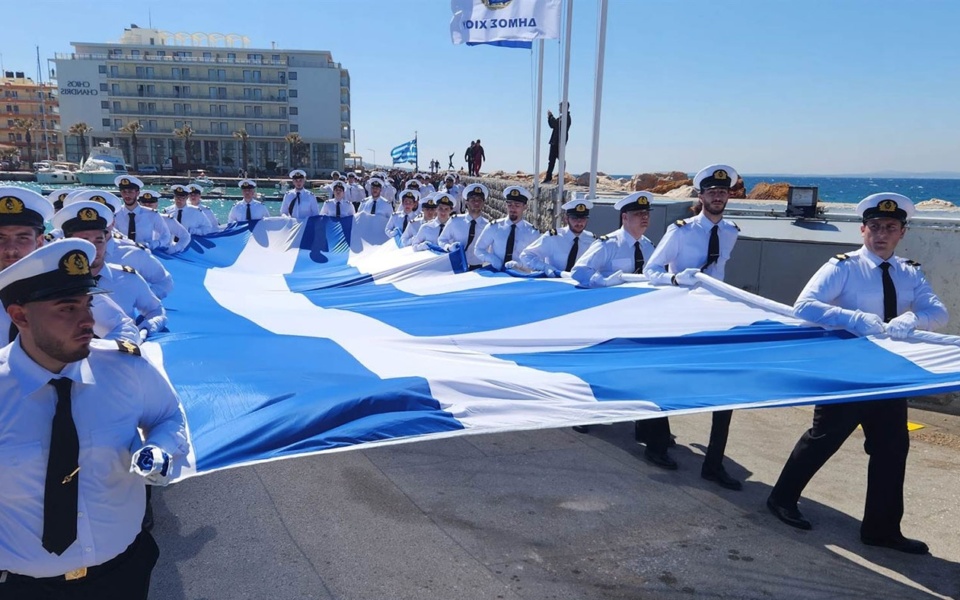 Μαθητές υψώνουν τεράστια ελληνική σημαία στο λιμάνι της Χίου – 202η επέτειος της Εθνικής Παλιγγενεσίας.>