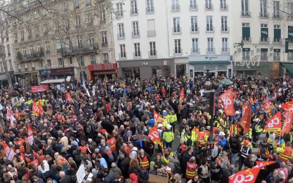 Μαζικές διαμαρτυρίες ξεσπούν στη Γαλλία κατά του συνταξιοδοτικού σχεδίου: Πάνω από ένα εκατομμύριο διαδηλώνουν κατά της μεταρρύθμισης του Μακρόν>
