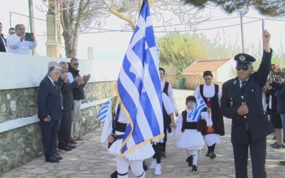 Νεαροί μαθητές κυματίζουν την ελληνική σημαία στην Ερείκουσα – Ο υπουργός Εσωτερικών παρευρίσκεται στην παρέλαση>