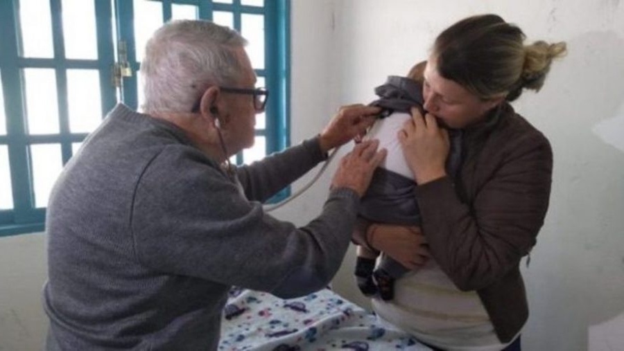 Ο 92χρονος παιδίατρος εξετάζει δωρεάν τα φτωχά παιδιά – Γνωρίστε τον Δρ Ιβάν Φοντούρα, τον Βραζιλιάνο παιδίατρο
