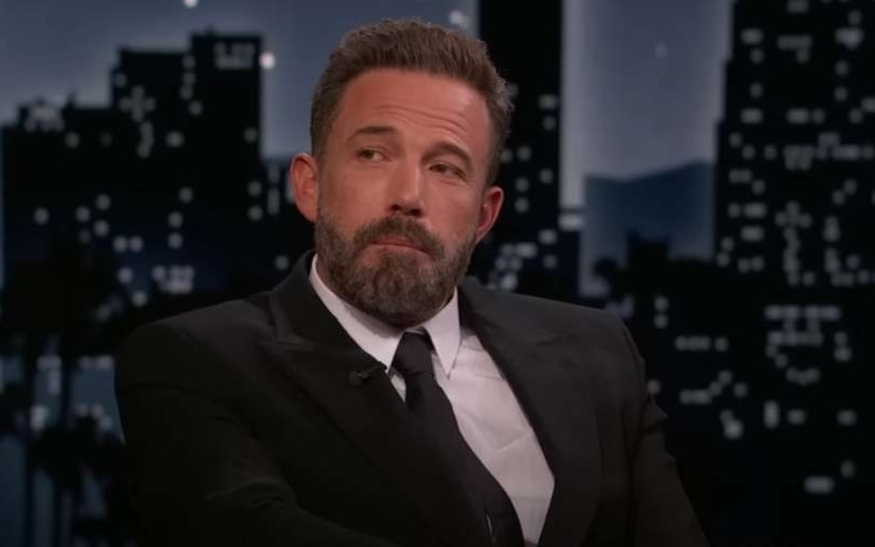 Ο Ben Affleck ξεκαθαρίζει την κατάσταση σχετικά με την viral έκφραση για τα Grammy – Η κοινή παρεξήγηση εξηγείται (ΒΙΝΤΕΟ)>