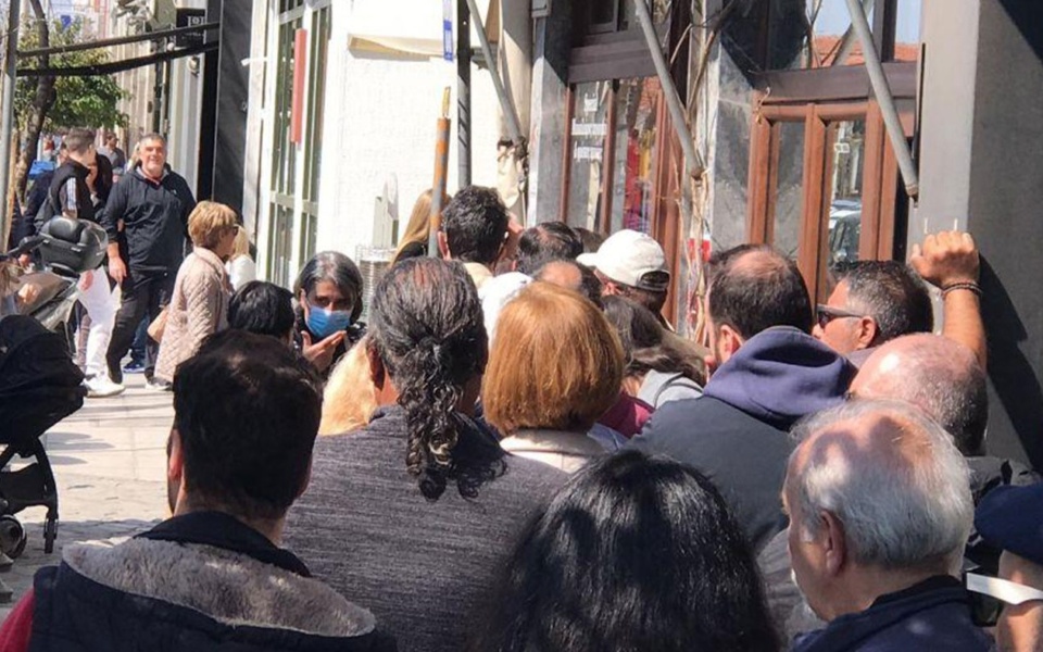 Ο διάσημος μπακαλιάρος της Θεσσαλονίκης με σκόρδο: Μεγάλες ουρές>
