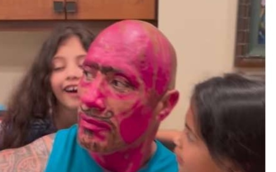 Ο Dwayne Johnson αφήνει τις κόρες του να τον ζωγραφίσουν ροζ στο Instagram>