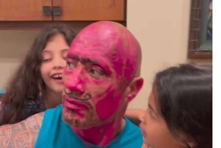 Ο Dwayne Johnson αφήνει τις κόρες του να τον ζωγραφίσουν ροζ στο Instagram