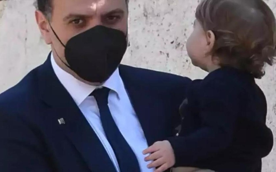 Ο Έλληνας υπουργός Υγείας Βασίλης Κικίλιας μοιράζεται συγκινητικές στιγμές με τον γιο του στην παρέλαση της 25ης Μαρτίου.>