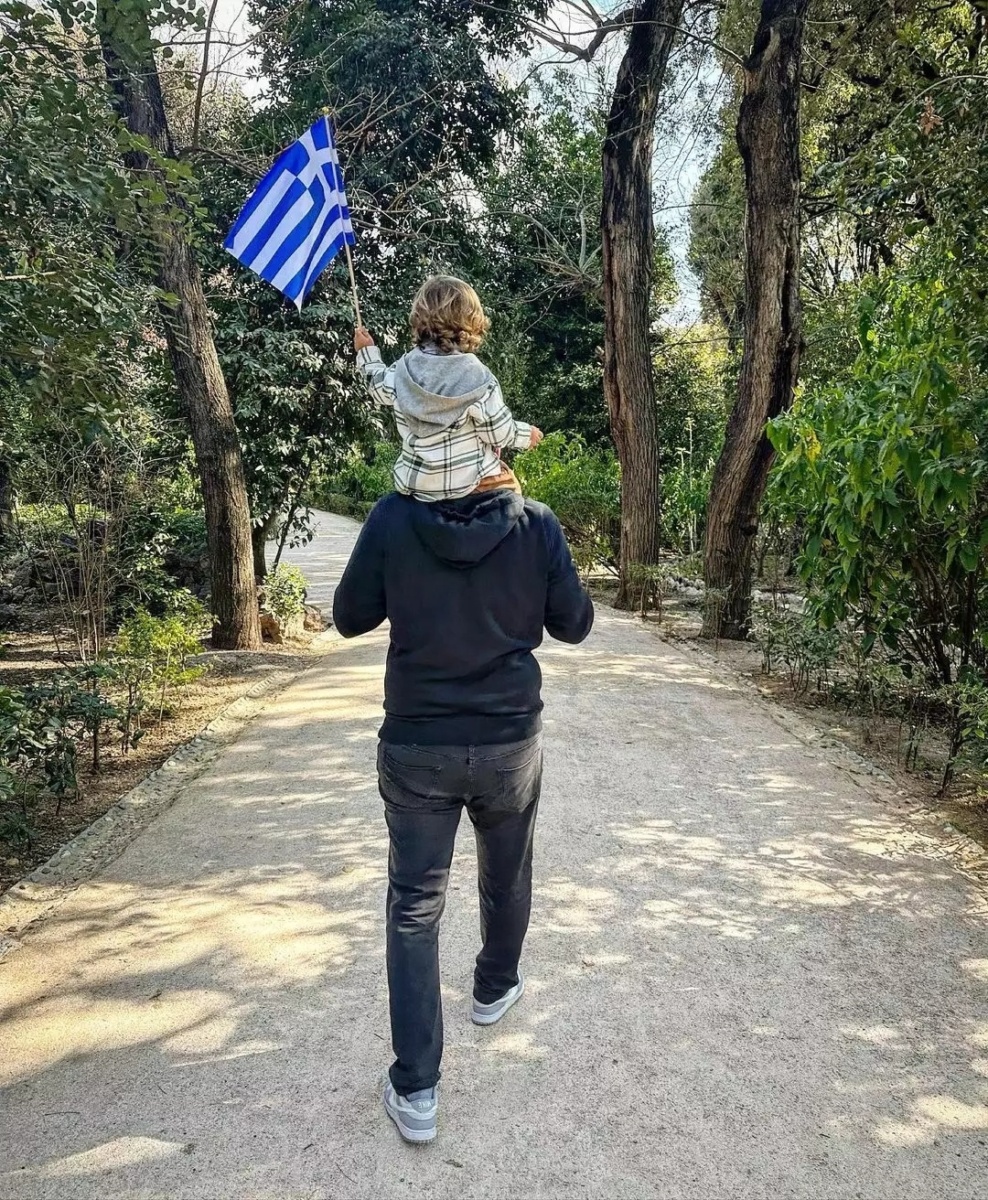 Ο Έλληνας υπουργός Υγείας Βασίλης Κικίλιας μοιράζεται συγκινητικές στιγμές με τον γιο του στην παρέλαση της 25ης Μαρτίου.