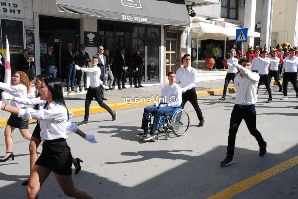 Ο Γιάννης ξεπερνά τον τραυματισμό του και παρελαύνει περήφανα με αναπηρικό αμαξίδιο