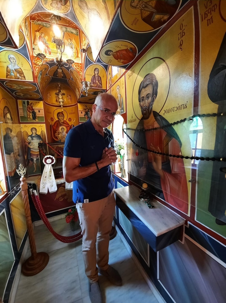 Ο Γιώργος Μητσικώστας λατρεύει τον θαυματουργό Άγιο Ιούδα Θαδδαίο στην εκκλησία