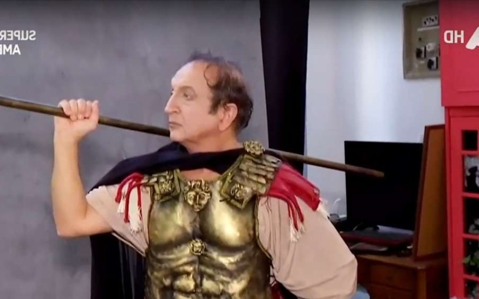 Ο ηθοποιός Σπύρος Μπιμπίλας ισχυρίζεται ότι μοιάζει με τον Μέγα Αλέξανδρο>