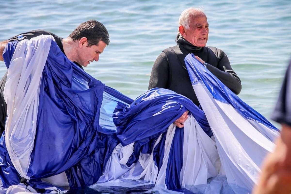 Ο Πειραιάς γιορτάζει την Ελληνική Επανάσταση με σημαία στη θάλασσα