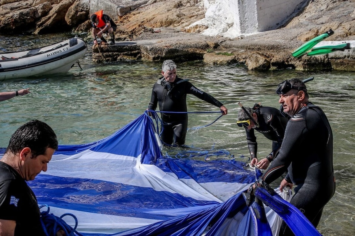 Ο Πειραιάς γιορτάζει την Ελληνική Επανάσταση με σημαία στη θάλασσα