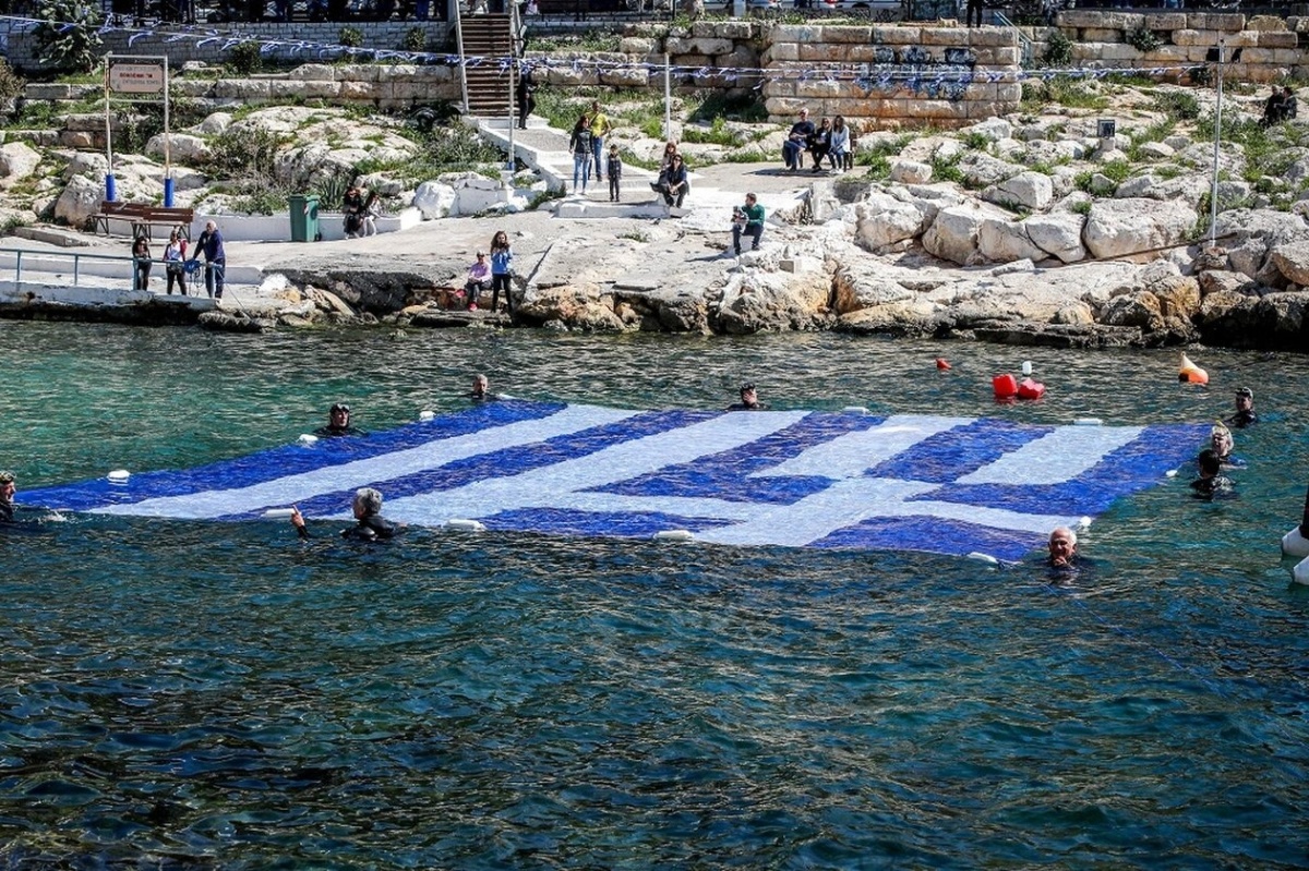 Ο Πειραιάς γιορτάζει την Ελληνική Επανάσταση με σημαία στη θάλασσα