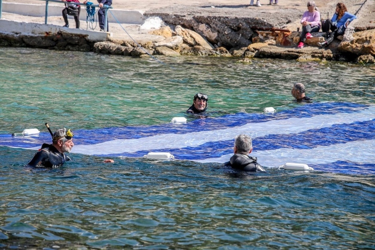 Ο Πειραιάς γιορτάζει την Ελληνική Επανάσταση με σημαία στη θάλασσα