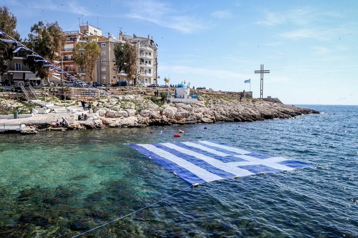Ο Πειραιάς γιορτάζει την Ελληνική Επανάσταση με σημαία στη θάλασσα