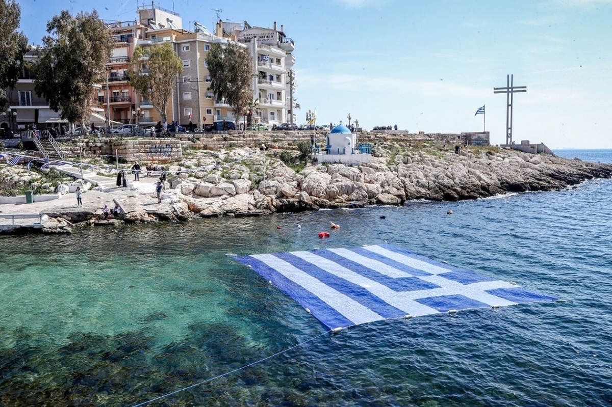 Ο Πειραιάς γιορτάζει την Ελληνική Επανάσταση με σημαία στη θάλασσα