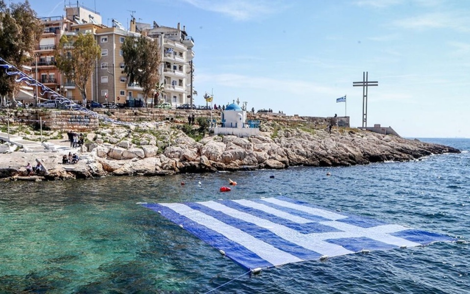 Ο Πειραιάς γιορτάζει την Ελληνική Επανάσταση με σημαία στη θάλασσα>