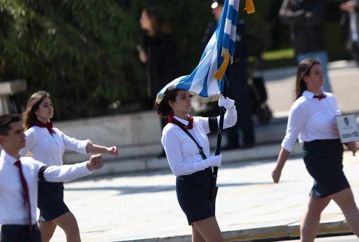 Οι μαθητές τιμούν τα θύματα των Τεμπών με μαύρο περιβραχιόνιο και σήμα