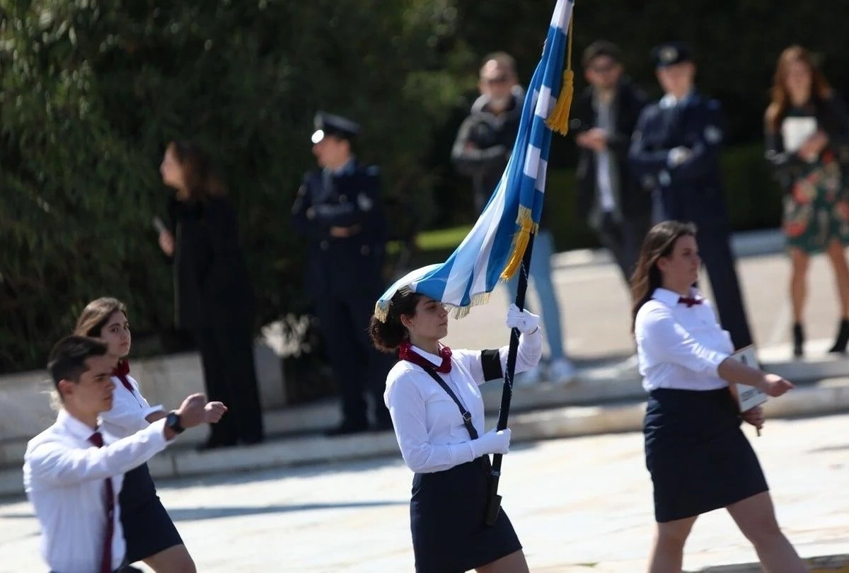 Οι μαθητές τιμούν τα θύματα των Τεμπών με μαύρο περιβραχιόνιο και σήμα