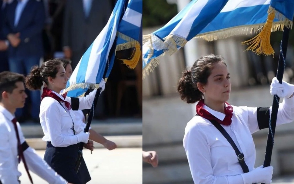 Οι μαθητές τιμούν τα θύματα των Τεμπών με μαύρο περιβραχιόνιο και σήμα>