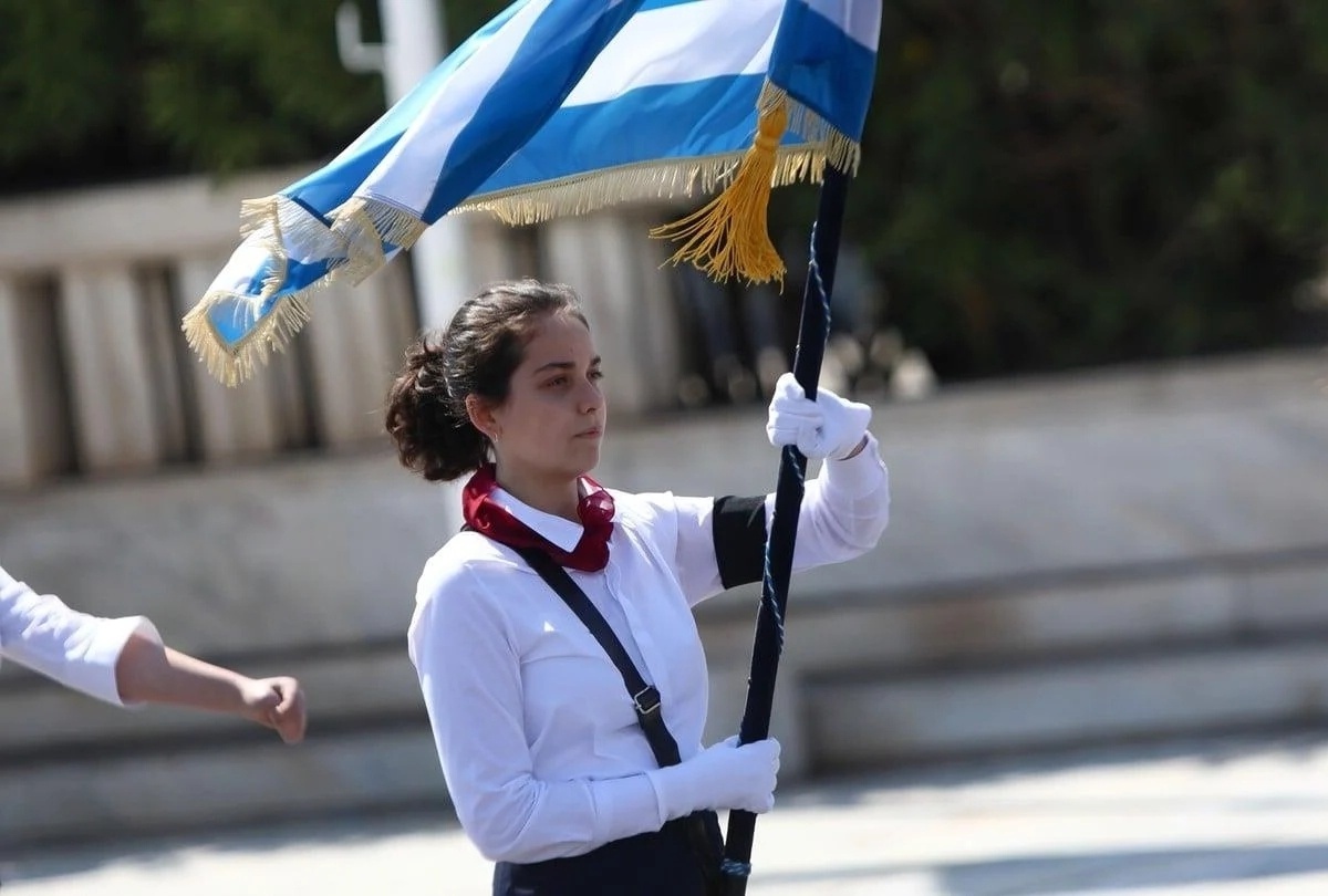 Οι μαθητές τιμούν τα θύματα των Τεμπών με μαύρο περιβραχιόνιο και σήμα