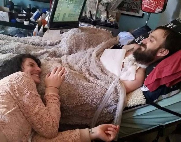 Παντρεύτηκα τον σύζυγό μου γνωρίζοντας ότι θα χρειαζόταν φροντίδα: Μια ερωτική ιστορία ελπίδας και ALS