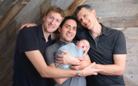 Πολυγαμική γκέι οικογένεια με τρεις μπαμπάδες και ένα μωρό – Μια συγκινητική ιστορία αγάπης και επιμονής στο να γίνεις οικογένεια