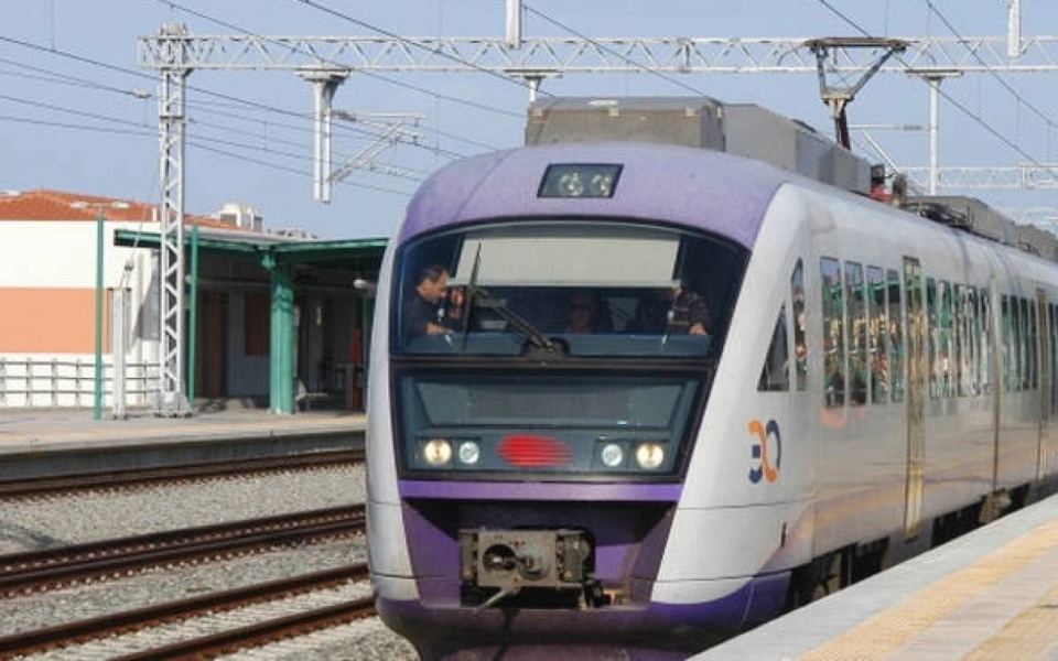 Προαστιακός Σιδηρόδρομος: Αναποδογυρισμένες ράγες στη διαδρομή Πάτρα-Ρίο – Εκκενωμένο τρένο | Δείτε το βίντεο>