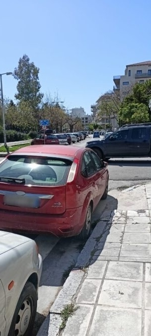 Σοκαρισμένος ο ανάπηρος οδηγός στο Βόλο από το σημείωμα που άφησε στην μπλοκαρισμένη ράμπα για αναπηρικά αμαξίδια