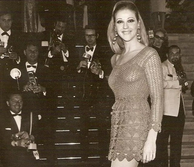 Το εμβληματικό διχτυωτό φόρεμα της Ζωής Λάσκαρη στις Κάννες 1967
