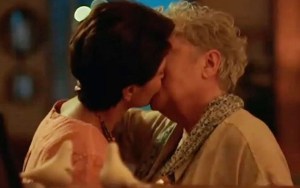 Το συγκλονιστικό φιλί της Τάνιας Τσανακλίδου και της Ταμίλας Κουλίεβα στη σειρά του ΑΝΤ1 «Ζωή»>